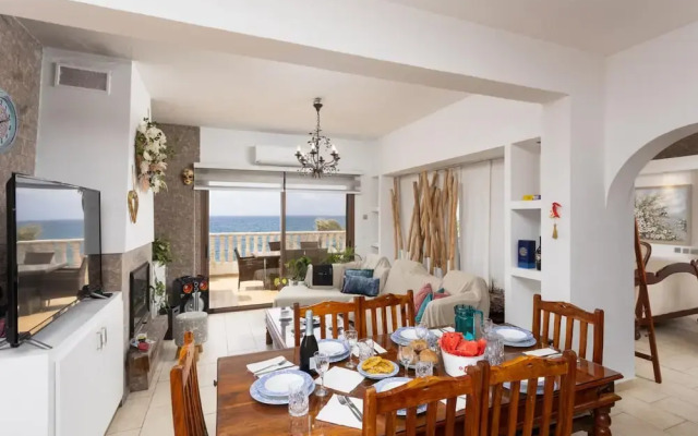 Villa Beach Heaven in Pomos