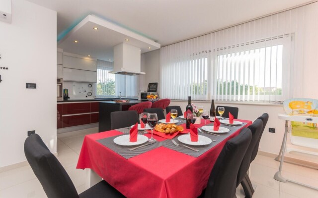 Beautiful Home in Zaton With Wifi and 6 Bedrooms