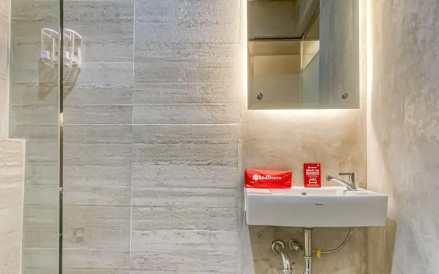 RedDoorz Plus near Gandaria City Mall 2