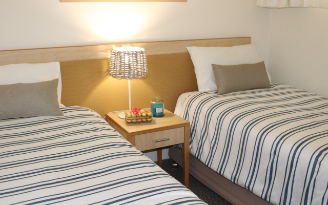 The Boathouse Luxury Apartments – Guest Rooms – Tea Gardens