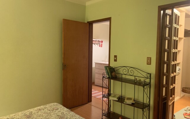Espaço gourmet e home-office na Granja Viana
