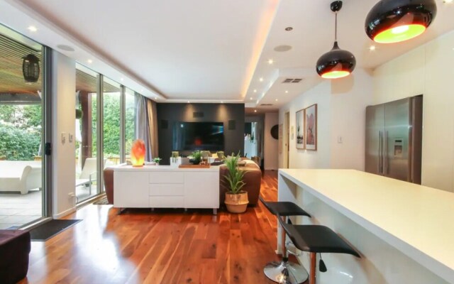 Spacious 2 Bedroom Apartment in Ascot With Large Private Garden