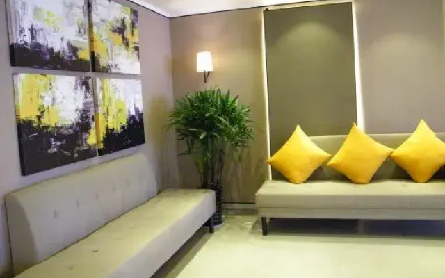 Homeinn Plus Hotel (Danyang Glasses Industrial Park Railway Station)