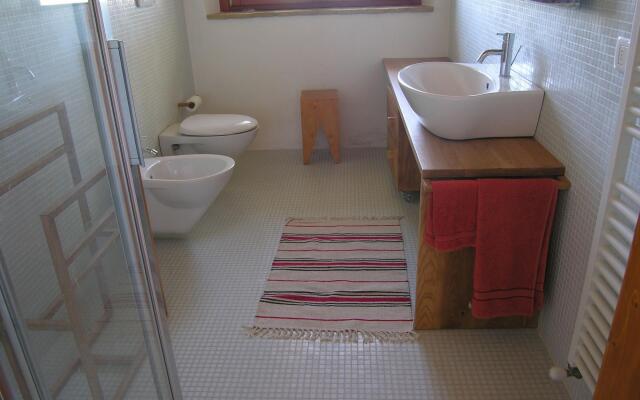 Farmhouse With Swimming Pool in Montelabbate