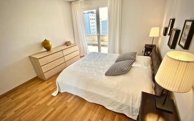 Spacious and bright 2 bedroom apartment with terrace
