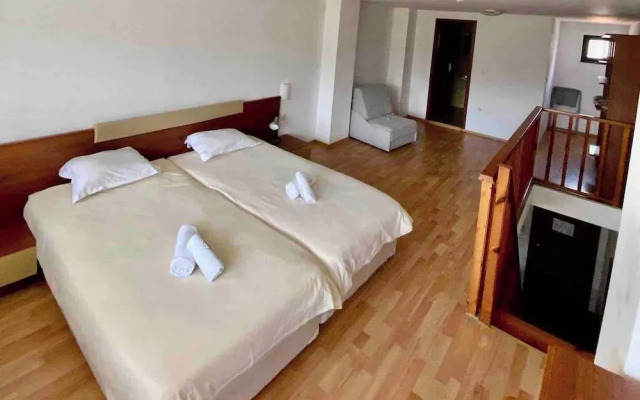 1 Bed Homey Two Floor Apartment - 200mbps Wi-fi!