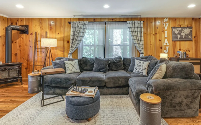 California Mountain Cabin w/ Lake Access & Deck!
