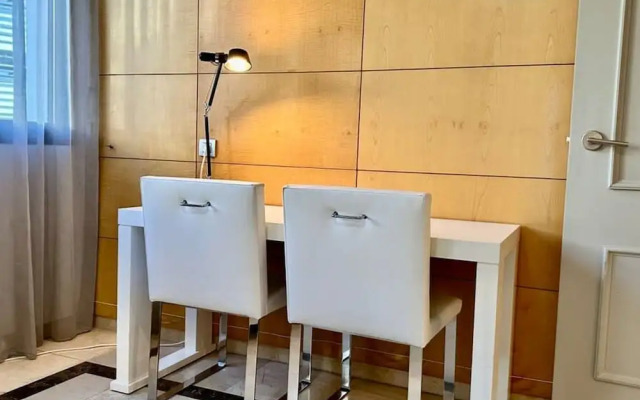 Engracia Square 1-bedroom Apartment in Chamber