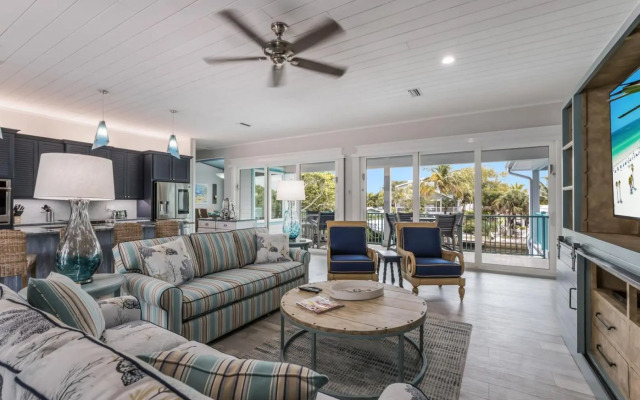 Snook Lookout - 211 Oak Ave