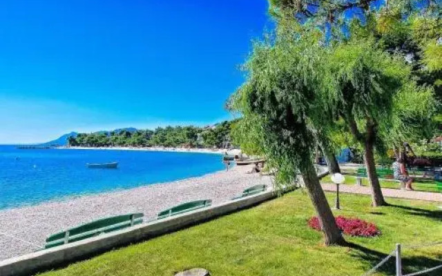 Family friendly apartment, great for children, huge yard and lots of toys