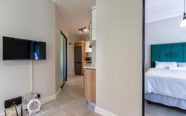 Lovely 1 Modern bedroom in Waterfall City