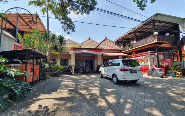 Bandoeng Guest House by Pesen Kamar