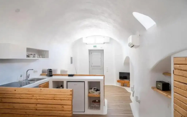 Karpimo & Fertimo Suites Santorini