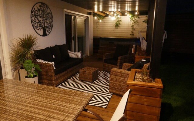 Contemporary Style With Amazing View 3-4 Br