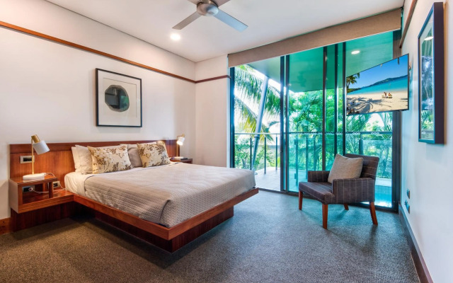 Yacht Club Villas