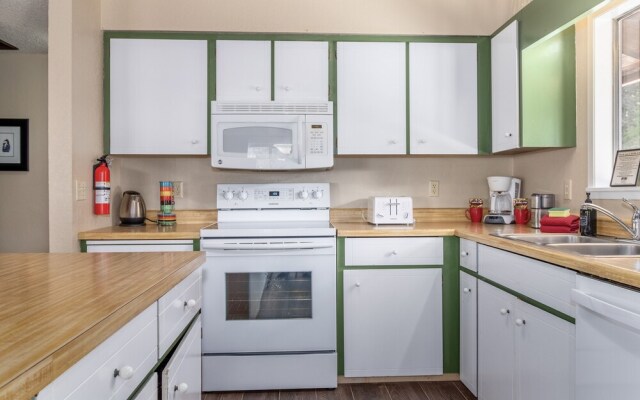 Maple Leaf Lodge 3 Bedroom Home by NW Comfy Cabins by RedAwning