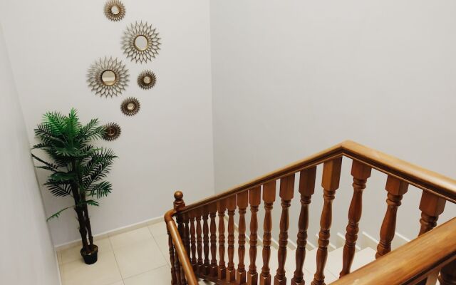 Izumi Hotel @ 2 (20 Km From Kuala Lumpur)