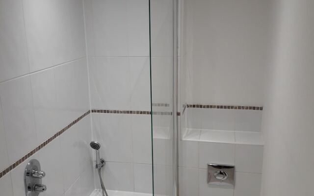 Luxury and Stylish 2 bedroom Apartment with en-suite