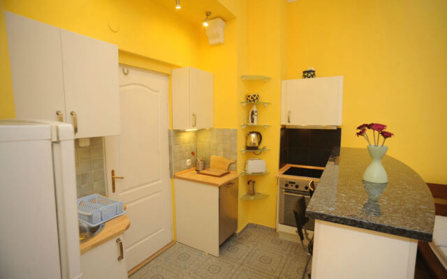 Club Apartments & Rooms