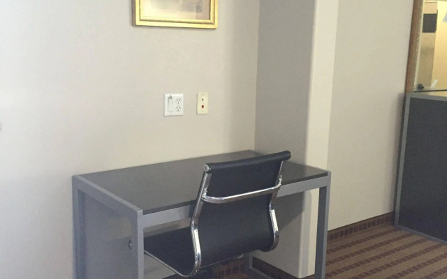 Camelot Inn & Suites Hobby/Gulf Freeway