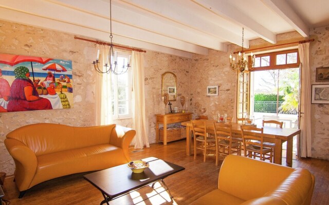 Warm Mansion with Swimming Pool in Sigoules France