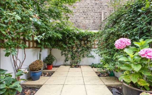 2 Bedroom Apartment With Garden in Ladbroke Grove