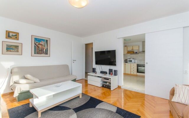 Spacious apartment Neven near center, with two AC units
