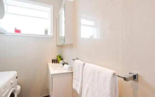 DUDL3C - Lovely Modern Coogee Apartment