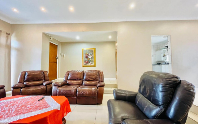 Entire House in Beacon Bay - Golden Location