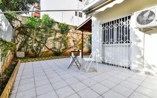 Groovy Apartment by the Sea with Garden