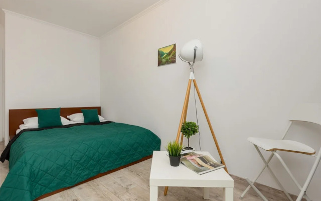 Rondo Wiatraczna Apartment by Renters