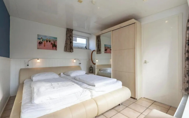 Bungalow in Sint Maartenszee Near Beach