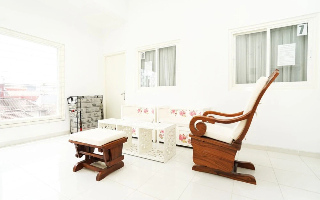 OYO 747 Cipunegara Residence