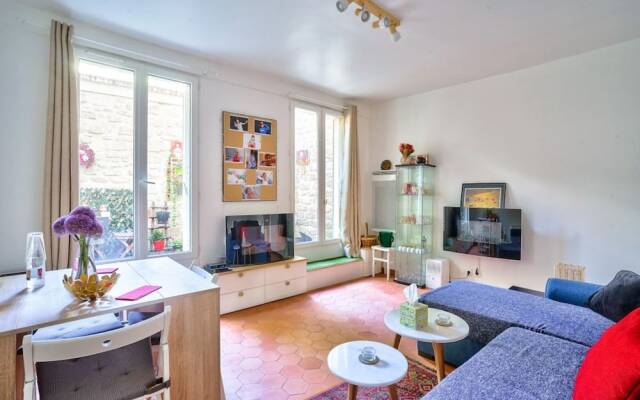 Charming 2 Room Apartment Near Square Louise Michel