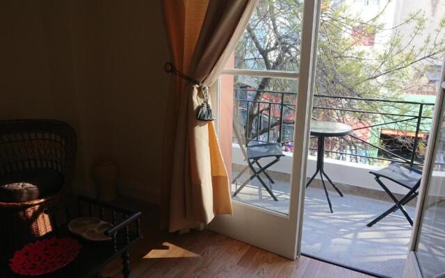 Excelente departamento con balcón a la calle sobre avenida