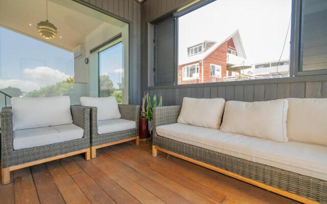 Hosts on the Coast Ātaahua.