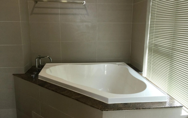 2775 sqf Sunset Luxury Condo