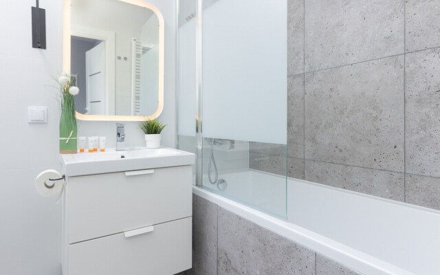 Warsaw Apartment With Terrace by Renters