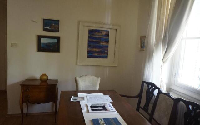 Independent entrance Apt - 130M2 - Garden - Private Parking