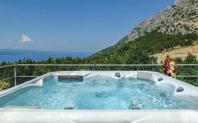 Stunning Home in Bast With 4 Bedrooms, Jacuzzi and Wifi