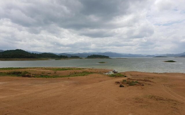 Kaengkrachan Riverside Resort And Camping