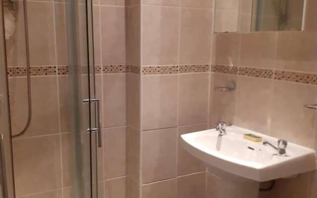 Spacious 2-bed Apartment in North of Glasgow