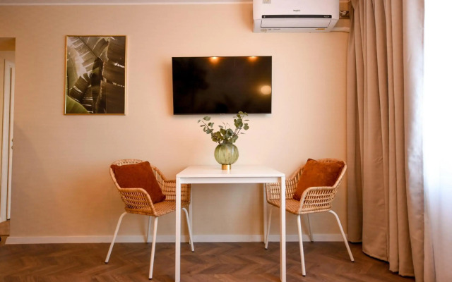 TROPICAL FEEL. 2BR Apt at Sala Palatului