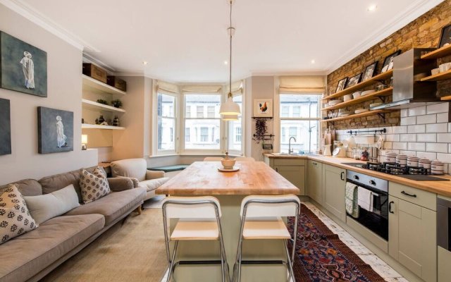 Charming, Recently Renovated 2-bed in Fulham