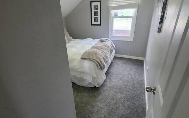Nitschke's Nest- 1 Bedroom Suite With a Private Deck! 1 Apts by Redawning