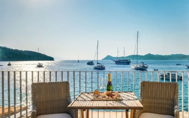 Villa Lola - Four Bedroom Villa With Sea View