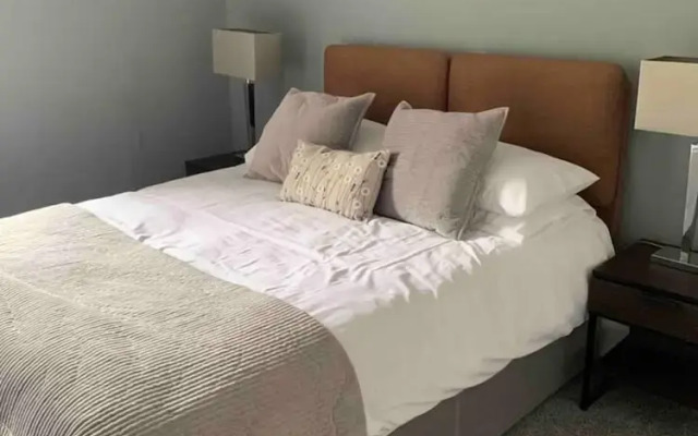 Beautiful 2-bed Study or Visit Flat