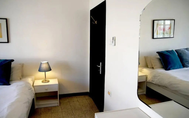 Inspiring 3Bed Unit with Sunny Balcony & Fireplace