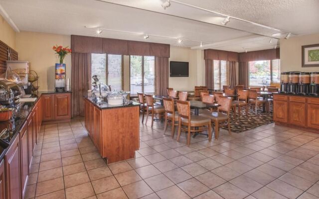 La Quinta Inn & Suites Canton