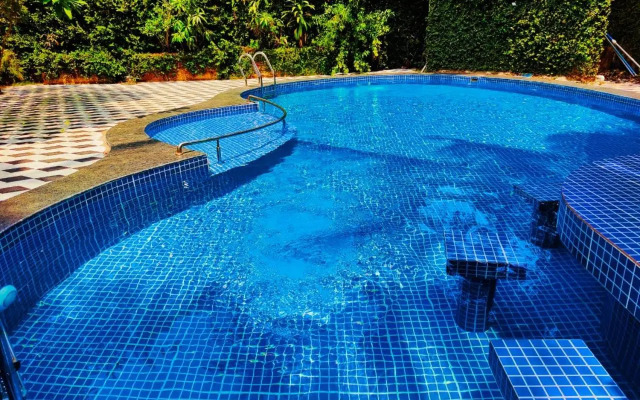 Walk to Calangute beach from this beautiful studio